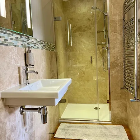 The Mainstay Luxury Boutique With Private Parking 휫비